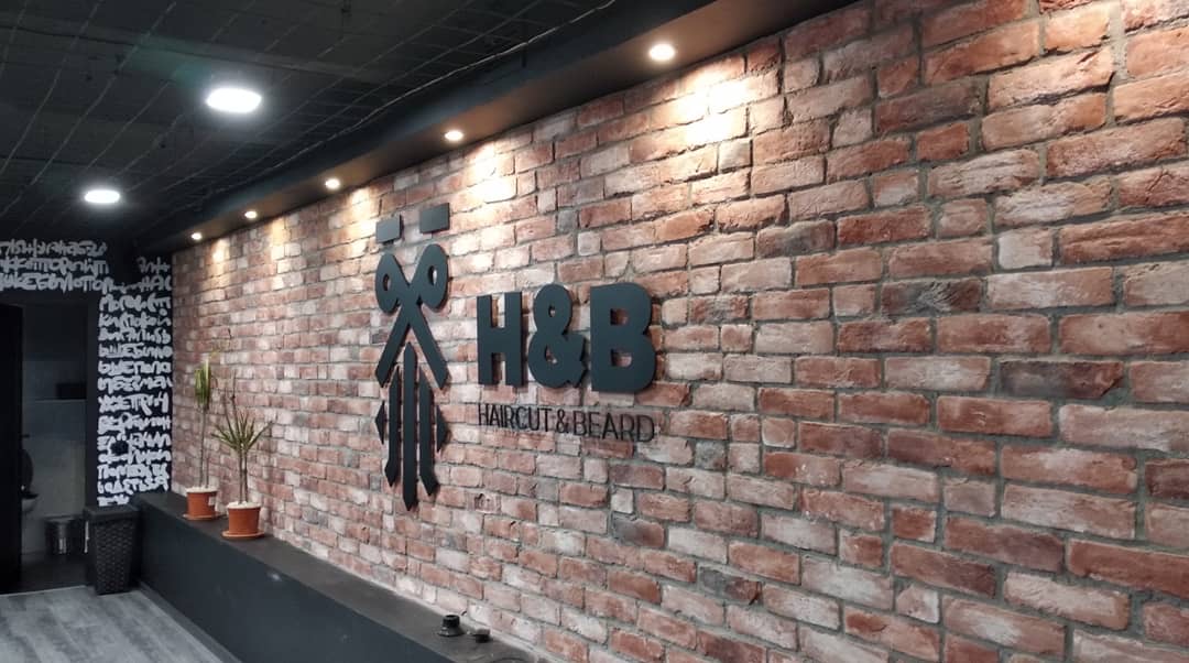 Интерьерная вывеска H and B